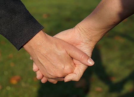 Hand in Hand haltende Hände