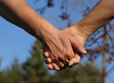 An der Hand genommen; 2 Hände.
